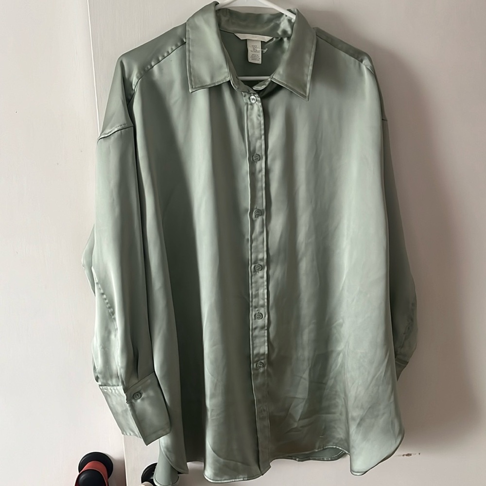 H&M SILKY BUTTON DOWN